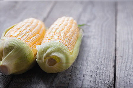 木柴上的玉米乡村木纹纹理黄色蔬菜影棚叶子食物棒子水滴图片