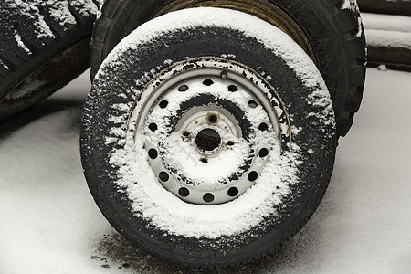 白雪覆盖轮胎图片