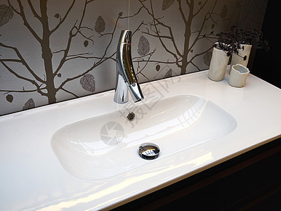 在豪华新家的美丽现代洗手间家具建筑学镜子浴缸奢华龙头房子住宅公寓内阁图片