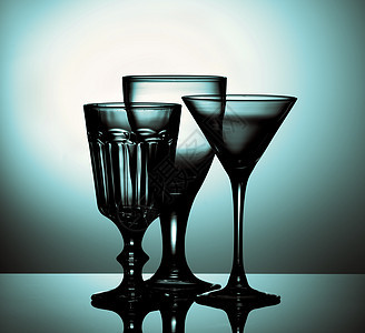 清空的葡萄酒杯玻璃蔚蓝背光黑与白线条饮食香槟水晶酒杯高脚杯图片