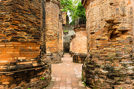 越南老寺庙的废砖 游客Nha Trang历史石头考古学旅游历史性建筑大教堂宗教雕刻景点图片