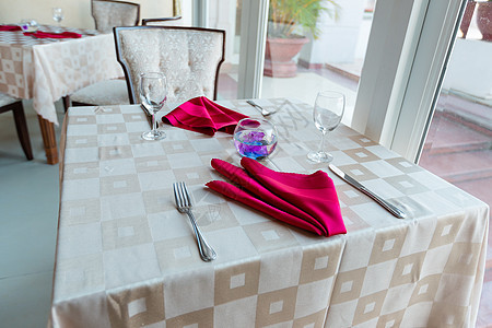 空杯子和盘子装在室内新豪华餐厅 面桌盖银器桌子用餐长沙发食堂餐具家具水晶装饰服务图片