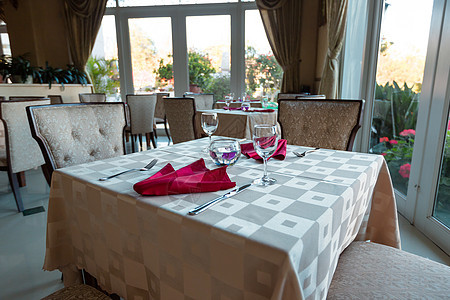 空杯子和盘子装在室内新豪华餐厅 面桌盖环境桌子风格食堂沙发服务酒吧椅子家具俱乐部背景图片