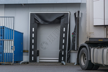 运货公司仓库的卡车 由转运公司负责车库车道卷帘门梯子货物商业企业运输货运建筑图片