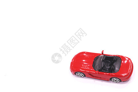 白色背景上有敞篷的红色玩具车赛车运输汽车童年引擎乐趣速度运动车轮敞篷车图片