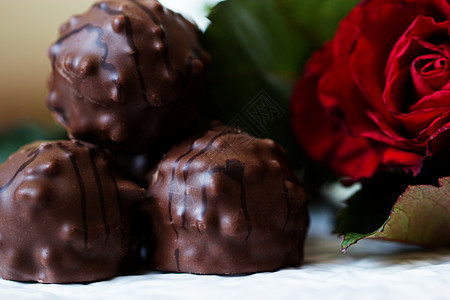 带红玫瑰的背面巧克力糖果乐趣主题可可果仁糖坚果奢华诱惑桌子巧克力盒美食图片