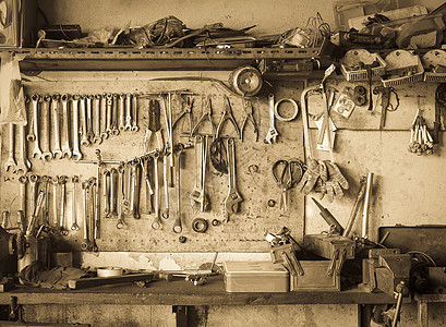 旧的工具架 与墙的老旧风格相对车库木工润滑脂螺丝刀钻头维修作坊店铺桌子工作台图片