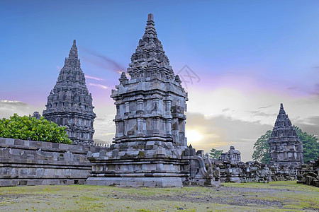 Prambanan或是印度教寺庙大院旅游佛教徒石头宗教上帝纪念碑崇拜装饰品佛塔地标图片