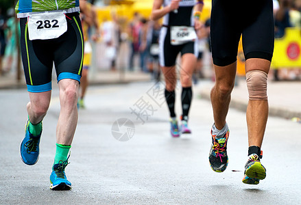 一群马拉松赛跑者在街上男性挑战男人闲暇成人运动员速度优胜者街道运动图片