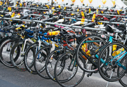 在街上赛跑之后骑过很多自行车 画面模糊运输运动街道轮子旅游城市竞赛竞争对手比赛图片