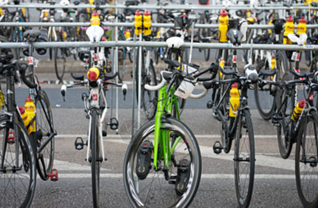 在街上赛跑之后骑过很多自行车 画面模糊运动竞争对手比赛轮子竞赛街道旅游城市运输图片