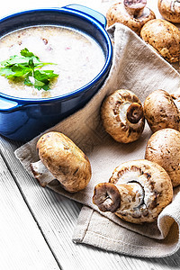 蘑菇奶油汤厨房美食香菜盘子蘑菇奶油棕色乡村蔬菜香气图片