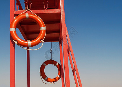 红色救援塔 用一条救生线抵挡蓝天海岸线晴天帮助安全热带蓝色海滩警卫海洋旅游图片