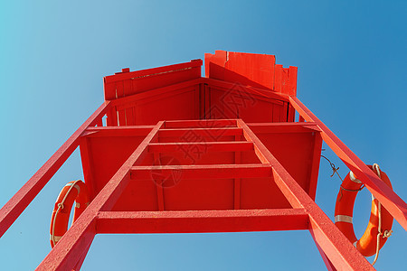 红色救援塔 用一条救生线抵挡蓝天蓝色帮助储蓄者救生圈热带警卫橙子戒指救命保险图片