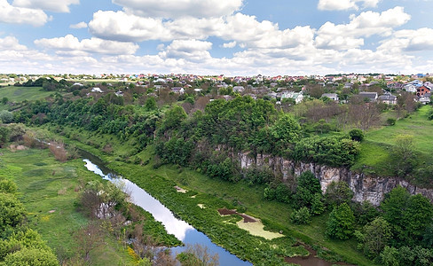 河峡谷和卡梅内兹波多阴云下房屋风景城市旅行晴天天线蓝色房子地标顶峰小路图片