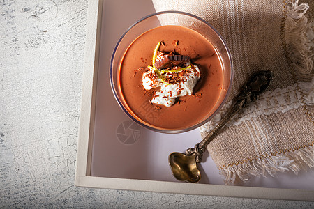 杯子上装着巧克力的在木制表面棕色饮食香草刨花食物影棚奶油桌子美食家水平图片