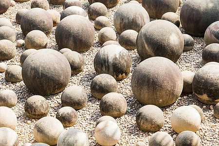 花园中的石球黑色收藏灰色圆圈矿物岩石石头异国团体卵石图片