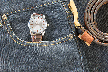 牛仔裤上的手表和皮带男人白色牛仔布棕色腰带奢华时间商业皮革口袋图片