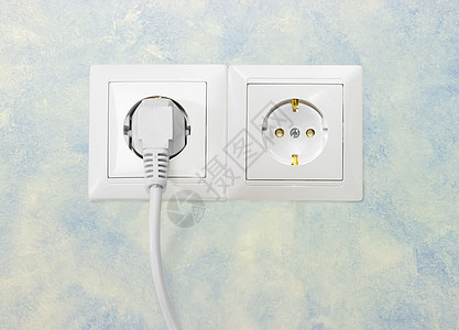 两个白色插座插座插座 一个连接相应的电源 p电源线国家标准力量技术标准插头电气连接器硬件交流电图片