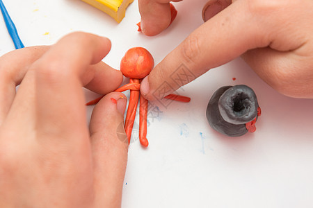 儿童用泥土塑造人的手图片