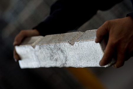 铝造型厂的一批原铝制品堆积生产建造技术乙炔钢坯冶炼腐蚀金属焊机库存图片