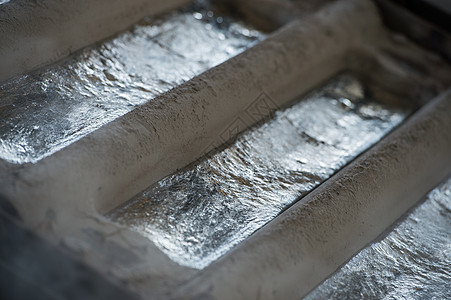 铝造型厂的一批原铝制品堆积腐蚀材料生产圆圈冶炼焊机物质乙炔黄铜制造业图片