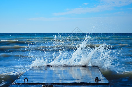 海浪冲向混凝土码头泡沫海景蓝色休息海洋危险愤怒斗争天气荒野图片