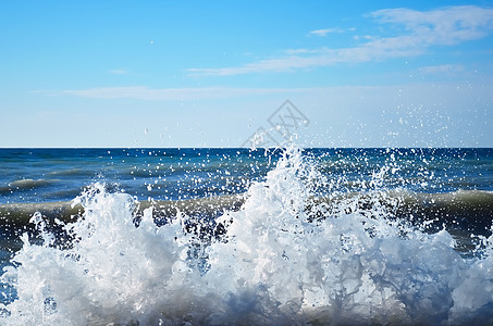 岩石海岸上滚滚的波浪泡沫休息悬崖支撑愤怒海洋海滩蓝色海景力量图片