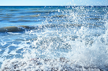 岩石海岸上滚滚的波浪斗争泡沫蓝色海浪愤怒休息海洋海滩危险悬崖图片