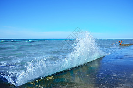 海浪冲向混凝土码头泡沫巨石悬崖海景石头天气斗争蓝色岩石海洋图片