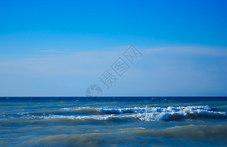 岩石海岸上滚滚的波浪泡沫愤怒巨石荒野海洋海景蓝色危险石头天气图片