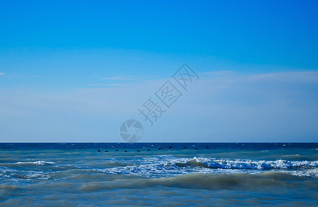 岩石海岸上滚滚的波浪海滩蓝色悬崖愤怒巨石危险泡沫海洋天气海景图片