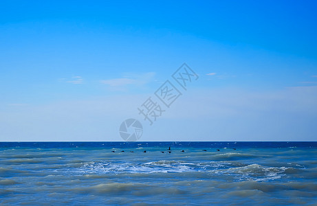 岩石海岸上滚滚的波浪荒野支撑海景斗争石头巨石海滩蓝色悬崖海洋图片