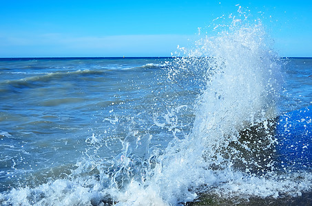 岩石海岸上滚滚的波浪天气休息力量危险斗争巨石海洋悬崖蓝色海景图片