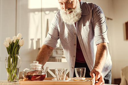 男人拿着茶茶托盘头发时间甜甜圈茶壶幸福食物郁金香微笑杯子胡子图片