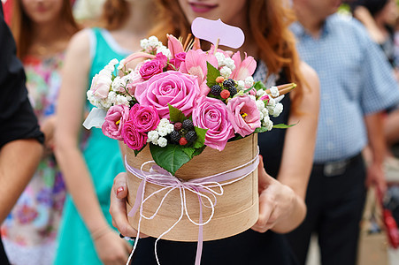 带着新娘花束的伴娘玫瑰女孩紫色婚礼女士花朵订婚裙子戒指花展图片