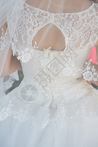穿着白色婚纱的新娘图片