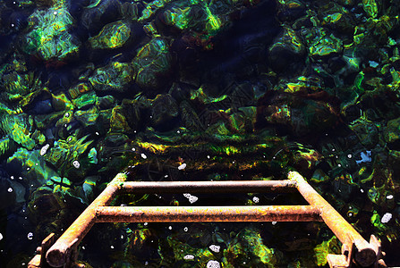 通往大海的楼梯蓝色石头海洋岩石水晶海浪悬崖岛屿场景海岸图片