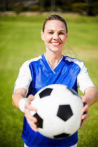 女性足球运动员与球站在一起体育场运动运动服场地快乐女士能力竞技喜悦挑战背景图片