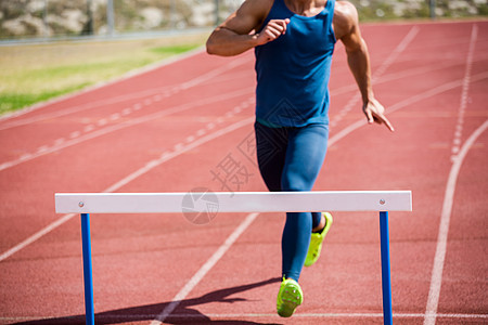 运动员准备跳出障碍运行运动鞋赛跑者肌肉男人运动服运动轨道跑步男性图片