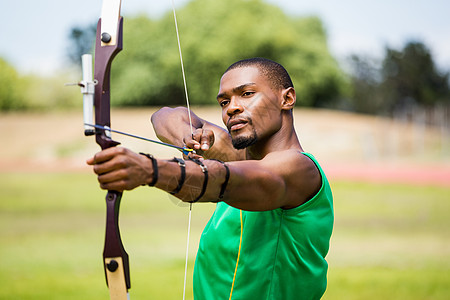 Athlete 练射箭能力竞技男人挑战运动服器材练习专注拉伸阳光图片