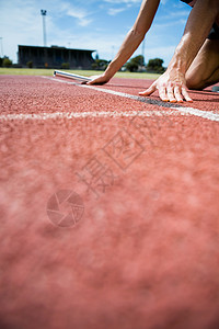 运动员准备开始接力赛男性接力起跑线位置竞赛比赛运动服体育场运动轨道图片