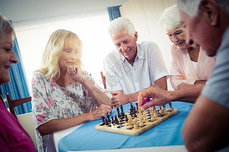 参加象棋游戏的老年人群体病人帮助疾病托儿所庇护所男性岁月娱乐人员老年图片