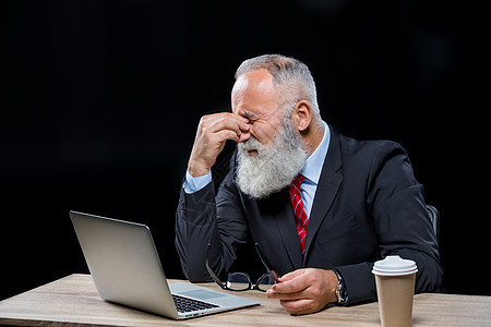 拥有膝上型电脑的高级商务人士男人胡子水平正装管理人员笔记本人士商业商务胡须图片