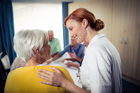 与护士打牌的养恤金领取者老年病医疗保险退休沟通女性帮助庇护所活动服务女士图片