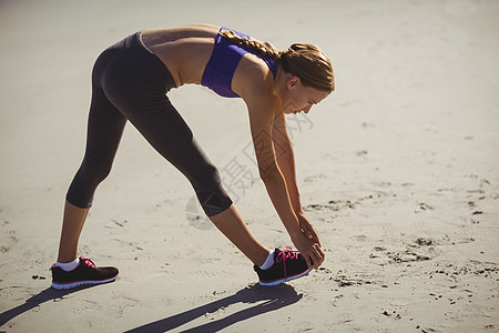 适合在沙滩上暖身的女人生活方式热身拉伸运动女性闲暇运动服假期女士娱乐图片