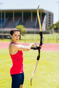 从事射箭的女性运动员器材拉伸运动服运动练习晴天竞技训练能力挑战图片