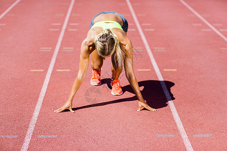女运动员准备在赛道上运行赛跑者竞技能力轨道运动鞋挑战运动服晴天位置起始背景图片