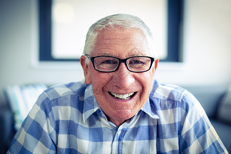 高年男子微笑的肖像老年人家庭生活家庭闲暇退休老年头发房子公寓男性图片