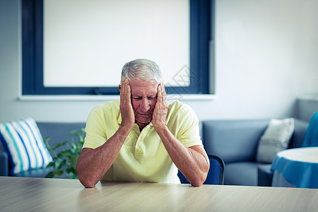 患有头痛的高级男子头发家庭生活痛苦家庭男性男人老年人退休老年疾病图片